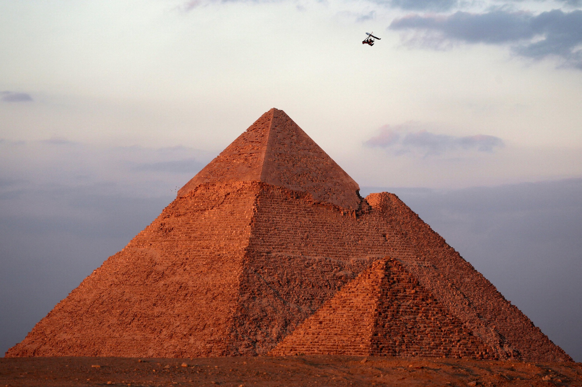 Pirámide y Esfinge de Guiza al atardecer